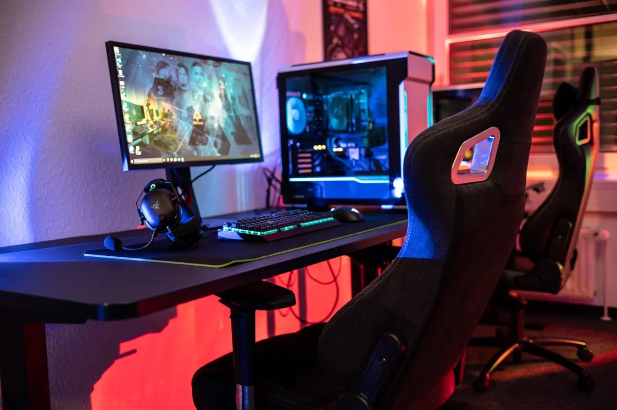 Setup gamer com computador e iluminação colorida