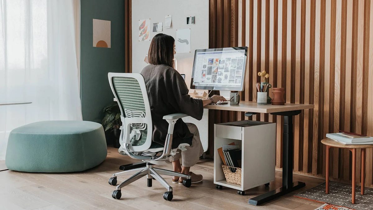 Pessoa trabalhando em home office com computador